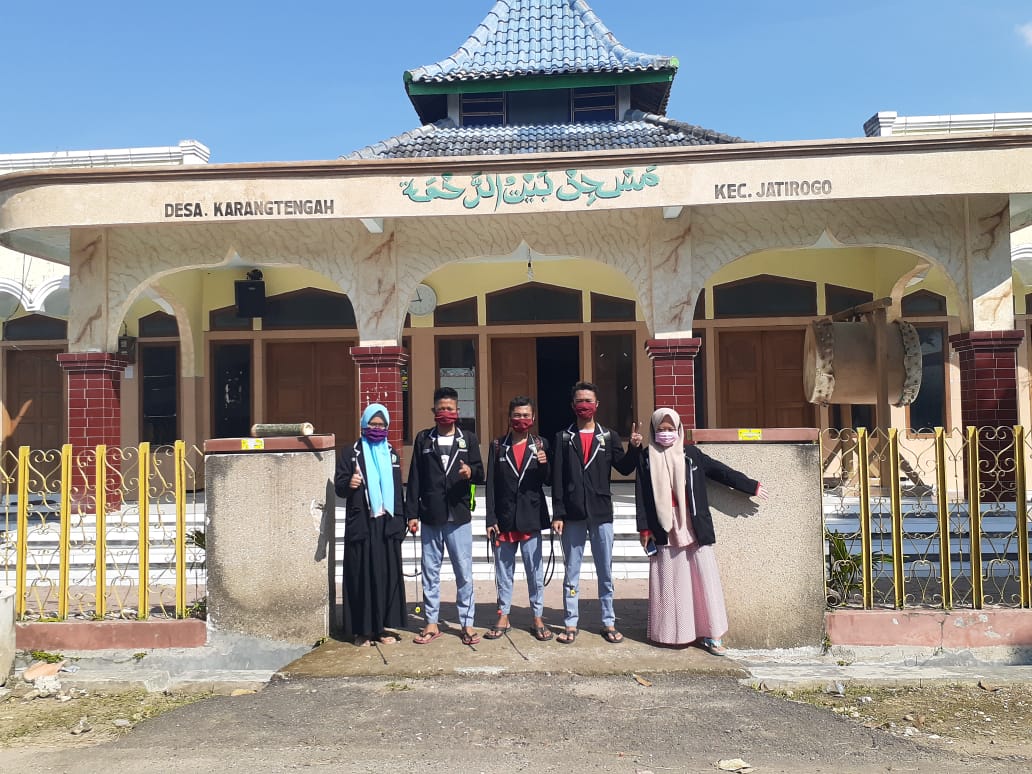 Siswa MA Salafiyyah Jatirogo Lakukan Penyemprotan Desinfektan di Masjid-masjid Desa Karangtengah